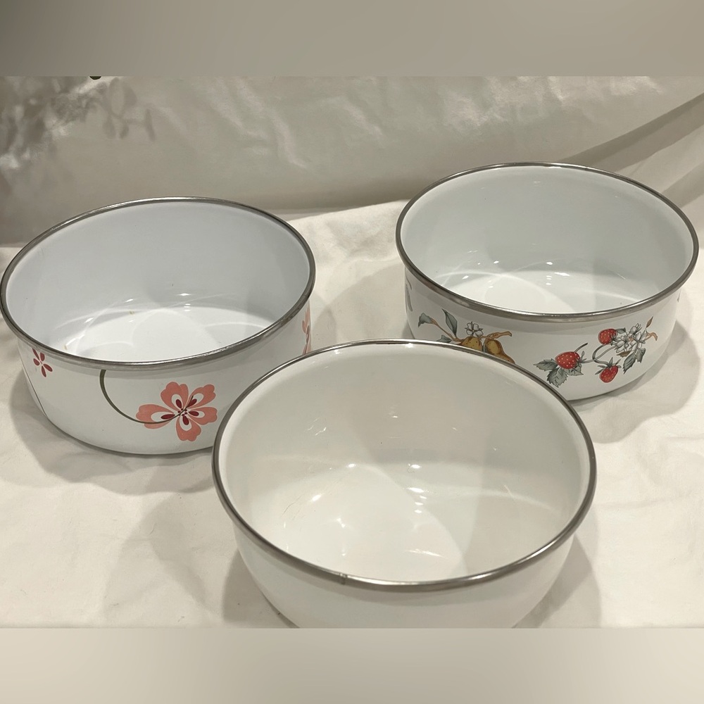 (3) Vintage Enamel Mixing Bowls. Various Brands & Sizes. Nesting.